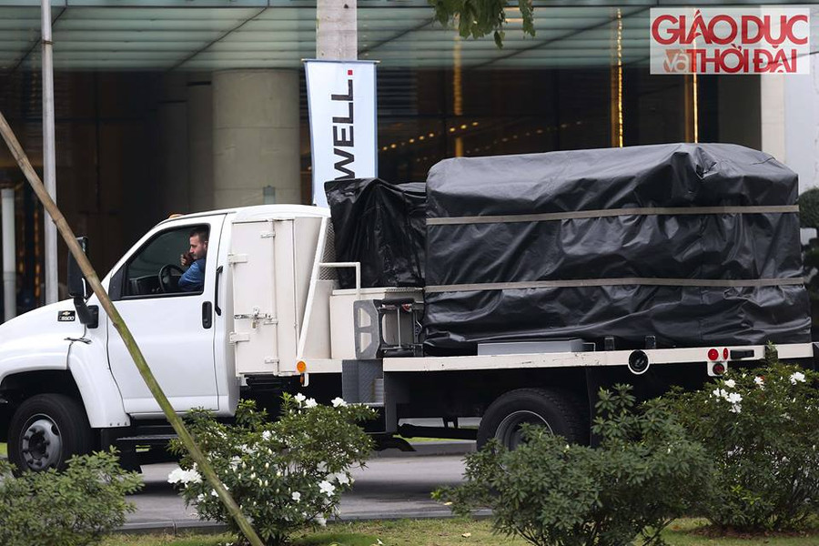 Các trang thiết bị được che phủ rất kỹ bằng những tấm bạt màu đen.