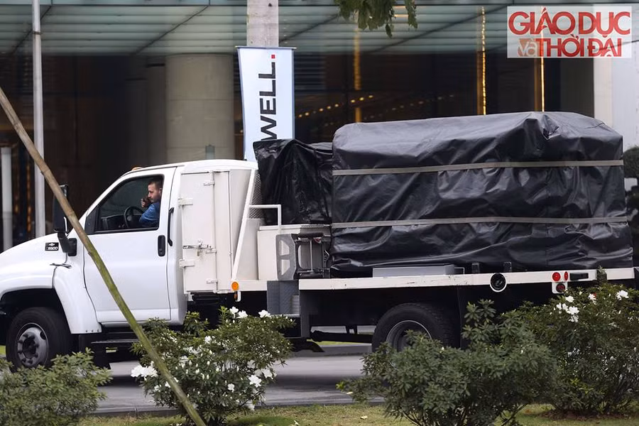 Các trang thiết bị được che phủ rất kỹ bằng những tấm bạt màu đen.