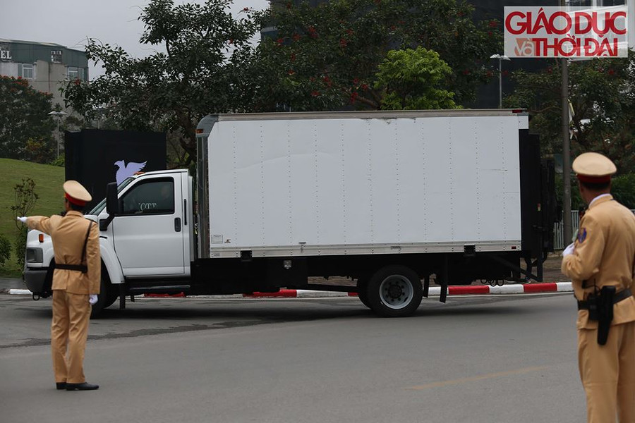 An ninh được thắt chặt ngay tại cổng khách sạn.