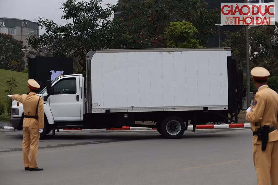 An ninh được thắt chặt ngay tại cổng khách sạn.