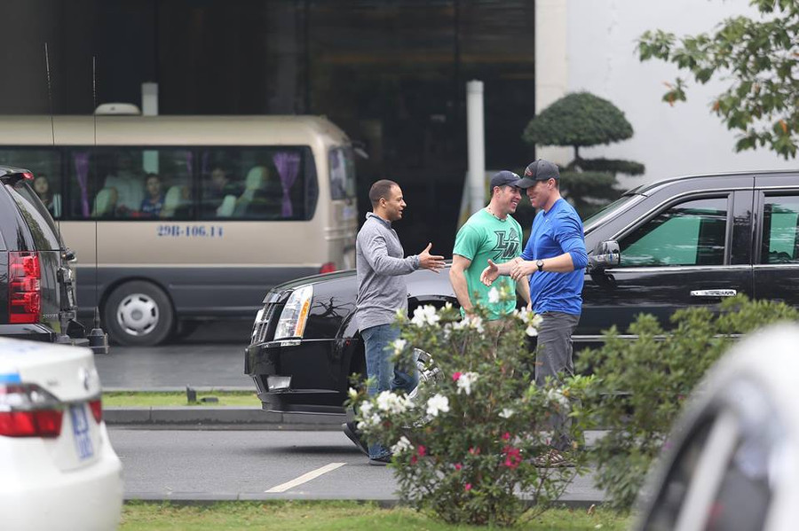 Sau khi đến khách sạn, nhiều đặc vụ Mỹ thay phiên nhau canh gác.