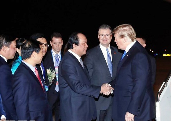 Bộ trưởng Chủ nhiệm Văn phòng Chính phủ Mai Tiến Dũng đón Tổng thống Donald Trump. Bộ trưởng Chủ nhiệm Văn phòng Chính phủ Mai Tiến Dũng đón Tổng thống Donald Trump.