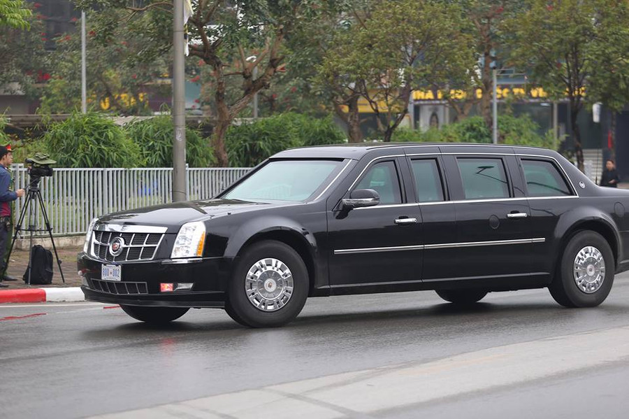 Đây là chiếc xe được cho là phục vụ riêng Tổng thống Mỹ Donald Trump trong suốt thời gian dự Hội nghị thượng đỉnh Mỹ - Triều dự kiến diễn ra trong hai ngày 27 và 28-2 tới. Đây là chiếc xe được cho là phục vụ riêng Tổng thống Mỹ Donald Trump trong suốt thời gian dự Hội nghị thượng đỉnh Mỹ - Triều dự kiến diễn ra trong hai ngày 27 và 28-2 tới.