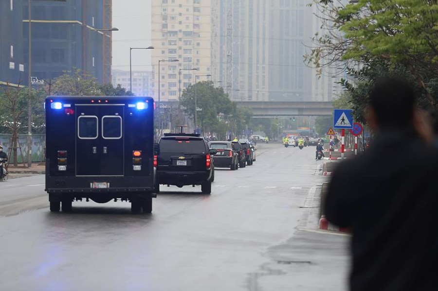 Trong chuyến đi lần này, ông Trump vẫn sử dụng chiếc Cadillac One The Beast 1.0 từ thời cựu Tổng thống Barack Obama, khác với những thông tin trước đó cho rằng vị Tổng thống Mỹ có thể sẽ đưa chiếc "Quái thú 2.0" tới Hà Nội. Trong chuyến đi lần này, ông Trump vẫn sử dụng chiếc Cadillac One The Beast 1.0 từ thời cựu Tổng thống Barack Obama, khác với những thông tin trước đó cho rằng vị Tổng thống Mỹ có thể sẽ đưa chiếc "Quái thú 2.0" tới Hà Nội.