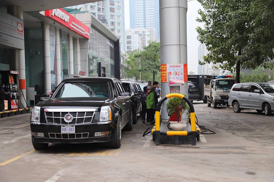 Đoàn xe dừng đổ xăng tại cây xăng số 68 Lê Văn Lương. Đoàn xe dừng đổ xăng tại cây xăng số 68 Lê Văn Lương.