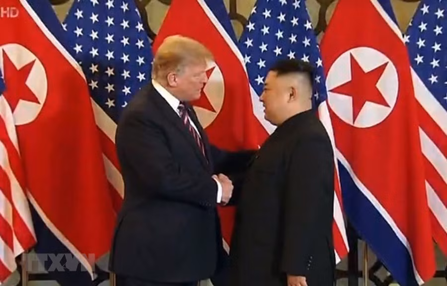 Cái bắt tay "lịch sử" giữa Tổng thống Hoa Kỳ Donald Trump và Chủ tịch Triều Tiên Kim Jong Un. Ảnh: VGP.