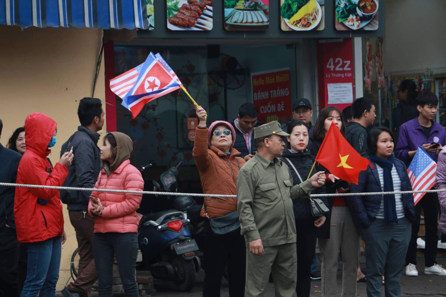 Hàng trăm người dân Lạng Sơn cầm cờ hoa vẫy chào hai bên đường chào đón Chủ tịch Kim Jong Un và phái đoàn Triều Tiên.