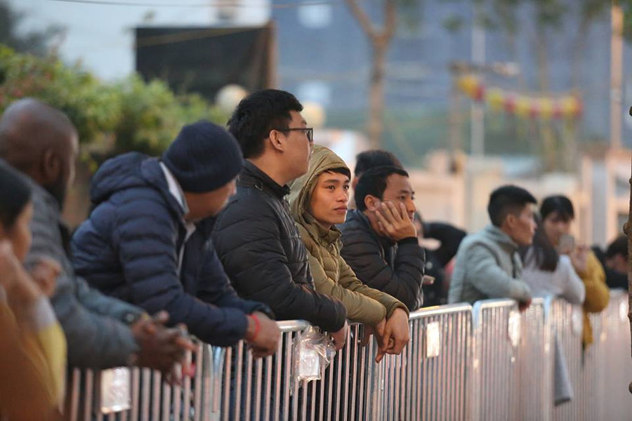 Từ rất sớm, người dân Hà Nội đã đứng đợi trước khách sạn để chờ đón Tổng thống Mỹ.