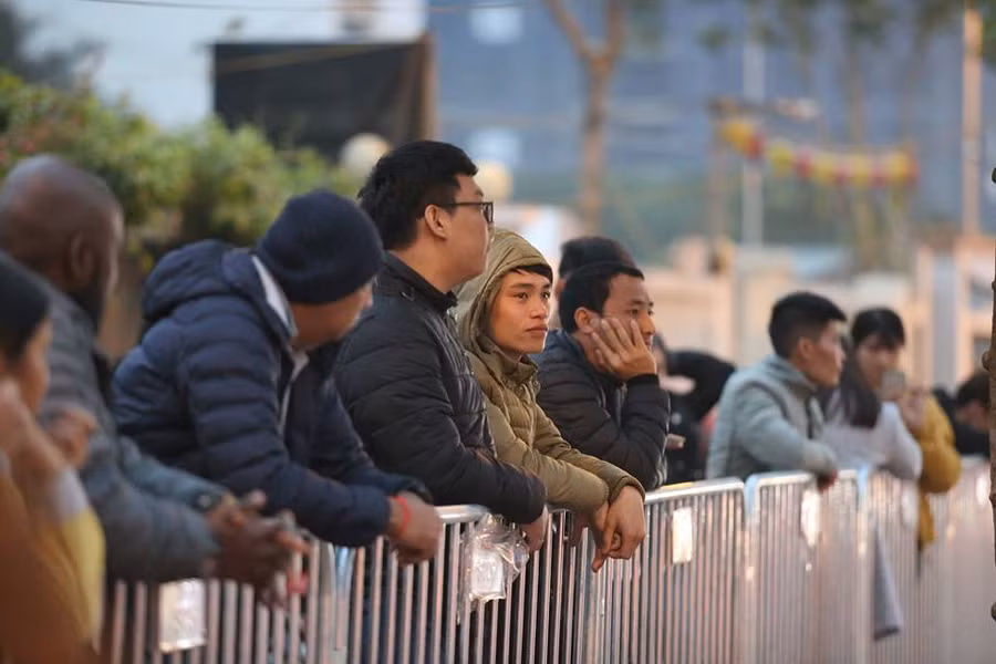 Từ rất sớm, người dân Hà Nội đã đứng đợi trước khách sạn để chờ đón Tổng thống Mỹ.