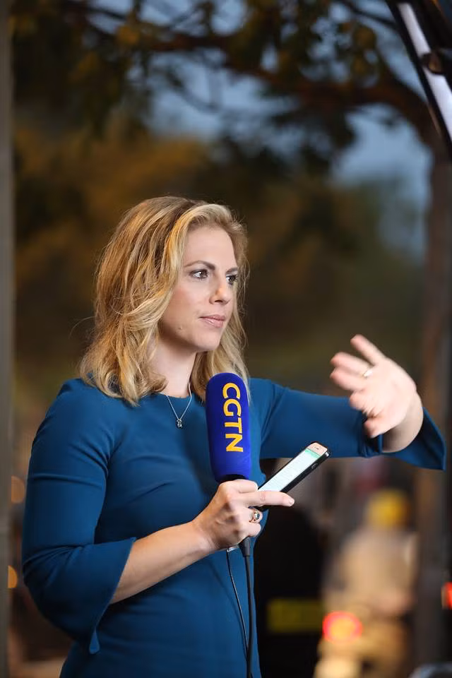 Phóng viên trong nước và quốc tế chuẩn bị tác nghiệp.