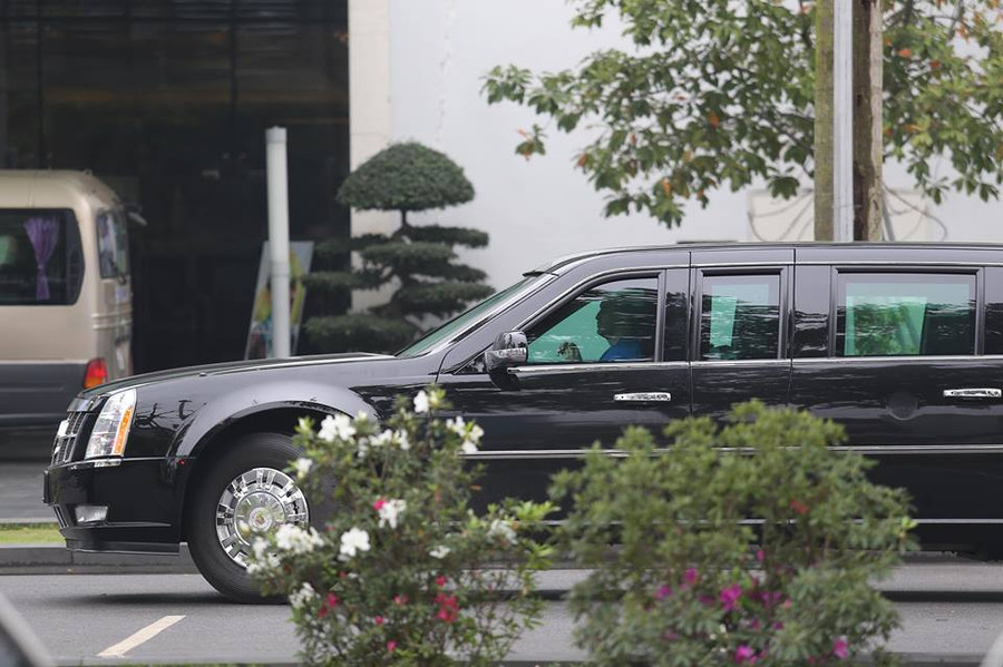 Cadillac One là siêu xe chống đạn, có tên chính thức là “Presidential state car” và một số biệt danh khác như: First Car, The Beast... Cadillac One là siêu xe chống đạn, có tên chính thức là “Presidential state car” và một số biệt danh khác như: First Car, The Beast...