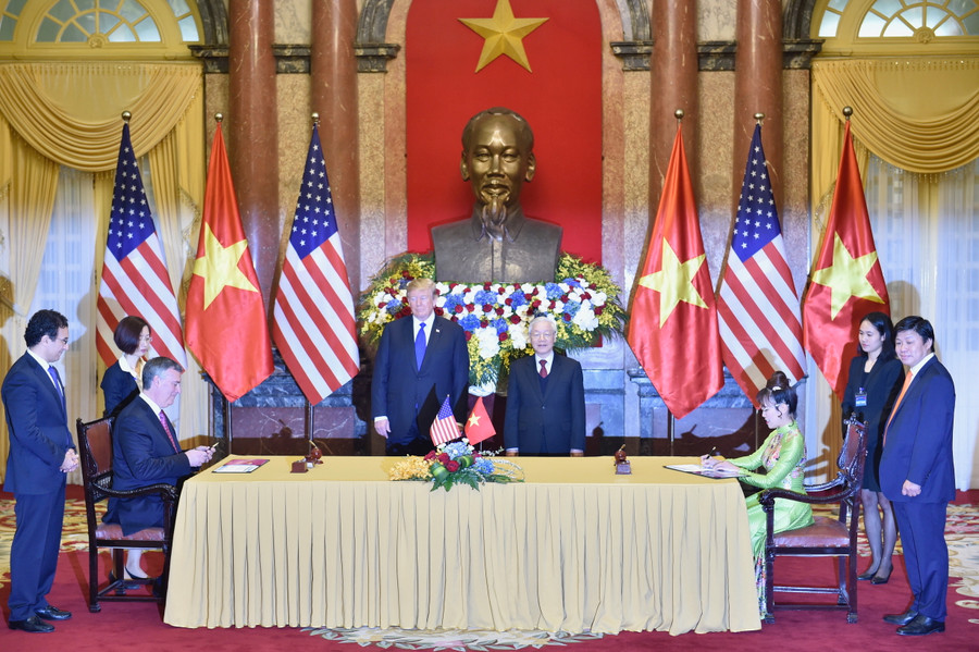 Tổng Bí thư, Chủ tịch nước Nguyễn Phú Trọng và Tổng thống Donald Trump chứng kiến lễ ký các văn bản hợp tác: Vietjet mua 100 máy bay Boeing 737 MAX và ký hợp đồng bảo dưỡng động cơ máy bay với General electric; Bamboo Airways mua 10 máy bay 787-9 Dreamliner. Ảnh VGP/Nhật Bắc Tổng Bí thư, Chủ tịch nước Nguyễn Phú Trọng và Tổng thống Donald Trump chứng kiến lễ ký các văn bản hợp tác: Vietjet mua 100 máy bay Boeing 737 MAX và ký hợp đồng bảo dưỡng động cơ máy bay với General electric; Bamboo Airways mua 10 máy bay 787-9 Dreamliner. Ảnh VGP/Nhật Bắc