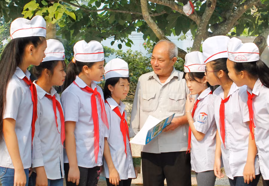 Thầy Lê Trọng Thành trò chuyện cùng học sinh Trường THCS Hóa Thượng trong giờ ra chơi