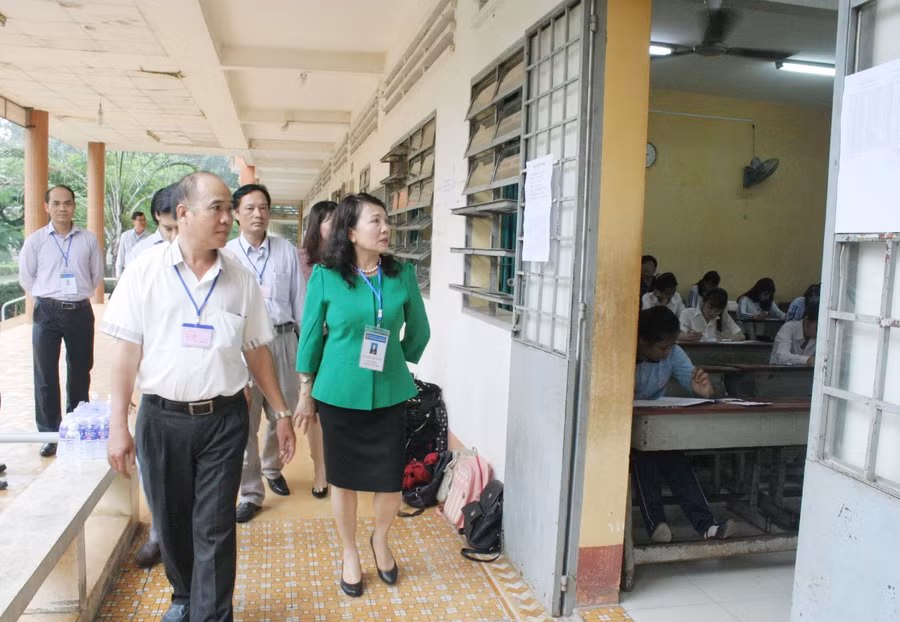 Thứ trưởng Bộ GD&ĐT Nguyễn Thị Nghĩa cùng đoàn công tác đến kiểm tra Hội đồng thi Trường THPT Nguyễn Hữu Thọ, huyện Bến Lức, Long An