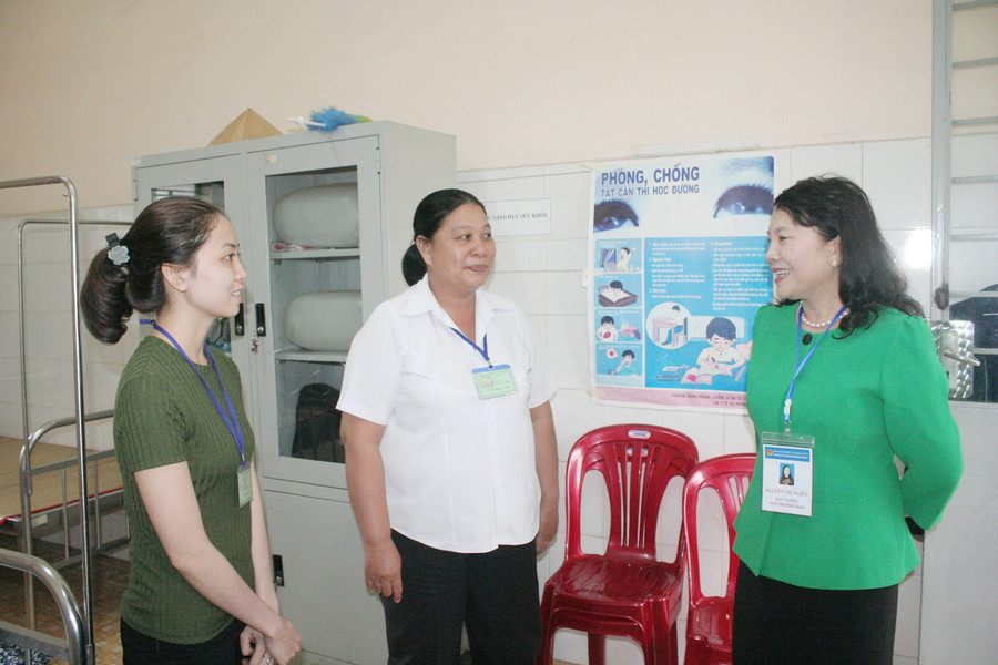 Thứ trưởng Bộ GD&ĐT Nguyễn Thị Nghĩa thăm hỏi cán bộ y tế tại hội đồng thi THPT Nguyễn Hữu Thọ