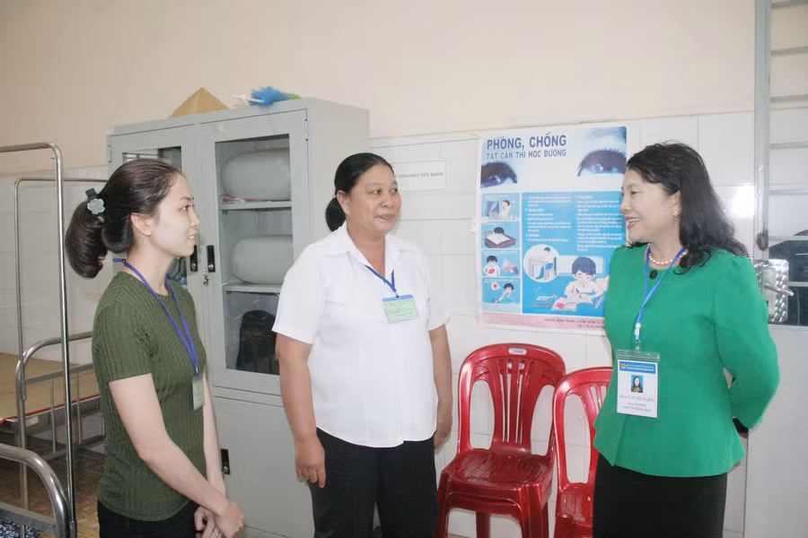 Thứ trưởng Bộ GD&ĐT Nguyễn Thị Nghĩa thăm hỏi cán bộ y tế tại hội đồng thi THPT Nguyễn Hữu Thọ Thứ trưởng Bộ GD&ĐT Nguyễn Thị Nghĩa thăm hỏi cán bộ y tế tại hội đồng thi THPT Nguyễn Hữu Thọ