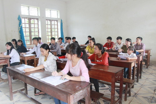 Lô Thị Bé ngồi lọt giữa các bạn trong buổi làm thủ tục dự thi Lô Thị Bé ngồi lọt giữa các bạn trong buổi làm thủ tục dự thi