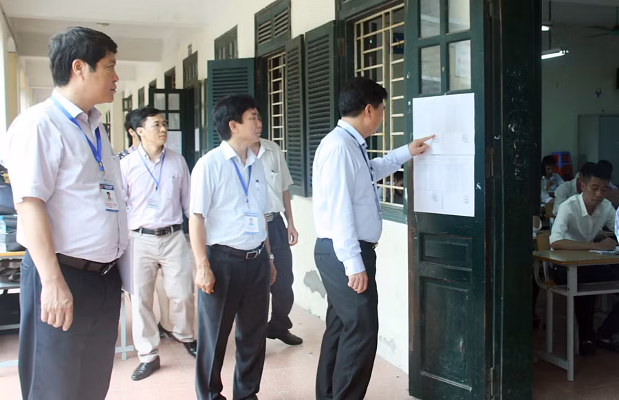 Kiểm tra danh sách thí sinh tại điểm thi Trường THCS Cổ Loa (Đông Anh)