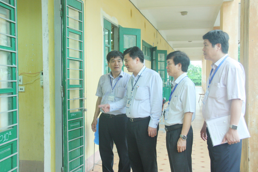 Giám đốc Sở GD&ĐT Hà Nội Nguyễn Hữu Độ kiểm tra công tác thi tại điểm thi Trung tâm nghề nghiệp - GDTX Sóc Sơn