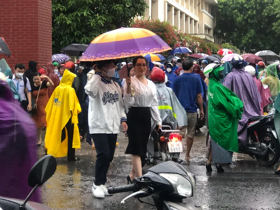 Chiều ngày 9/6, các thí sinh Quảng Ngãi cùng phụ huynh chật vật ra về dưới mưa.