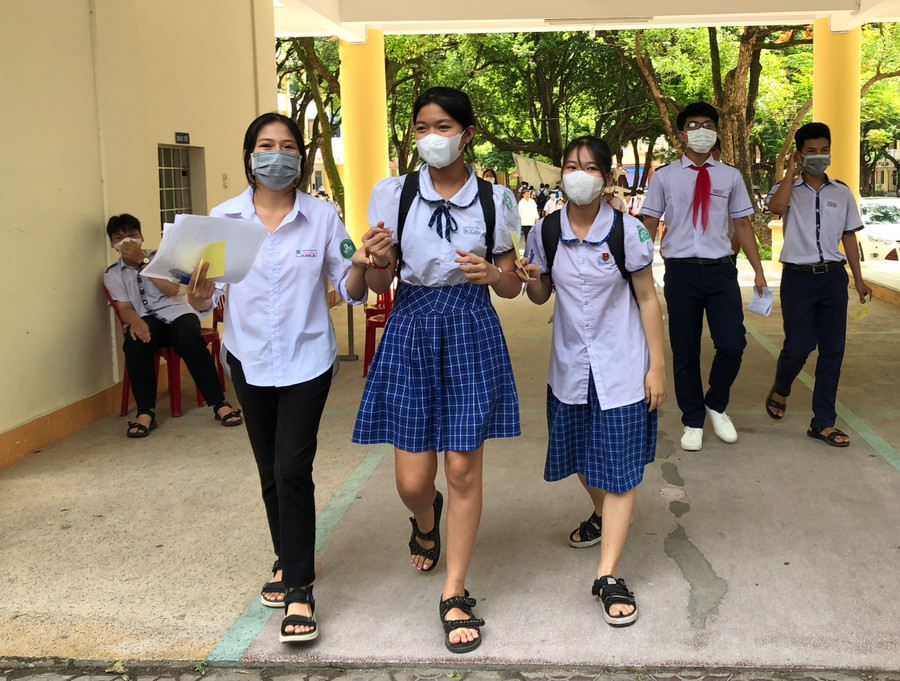 Các thí sinh rời phòng thi với tâm trạng thoải mái. Các thí sinh rời phòng thi với tâm trạng thoải mái.