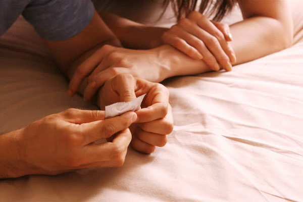 Phòng bệnh giang mai bằng cách duy trì lối sống lành mạnh, quan hệ tình dục an toàn, sử dụng bao cao su bảo vệ. Dấu hiệu cảnh báo bệnh giang mai đang tiềm ẩn trong bạn