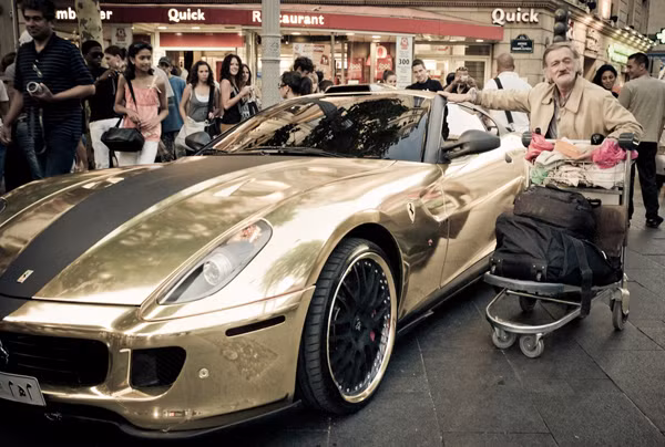 Một ăn xin chụp ảnh bên siêu xe trên đường phố Dubai.