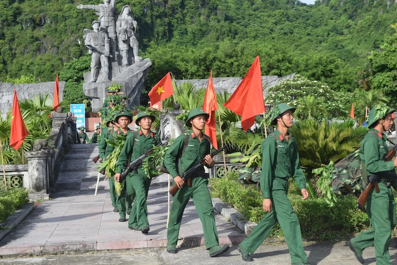 Có hơn 200 cán bộ, chiến sĩ, đoàn viên thanh niên tỉnh Quảng Bình đã tham gia “ Hành trình trên những cung đường huyền thoại”. 