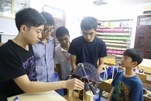 Học sinh thực hành vật lý tại phòng thực nghiệm của thầy Túc và cộng sự. Ảnh:Gia Chính. thay-giao-rao-ban-hon-1000-do-cu-lay-tien-mo-phong-thuc-hanh-1