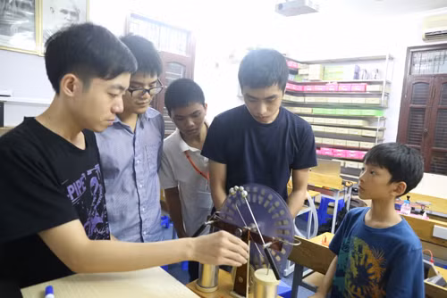 thay-giao-rao-ban-hon-1000-do-cu-lay-tien-mo-phong-thuc-hanh-1