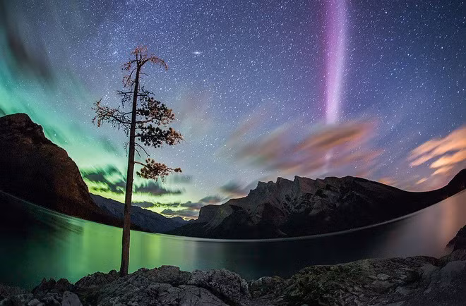 Hiện tượng Steve xảy ra do dải khí nóng di chuyển nhanh tạo thành vệt sáng.