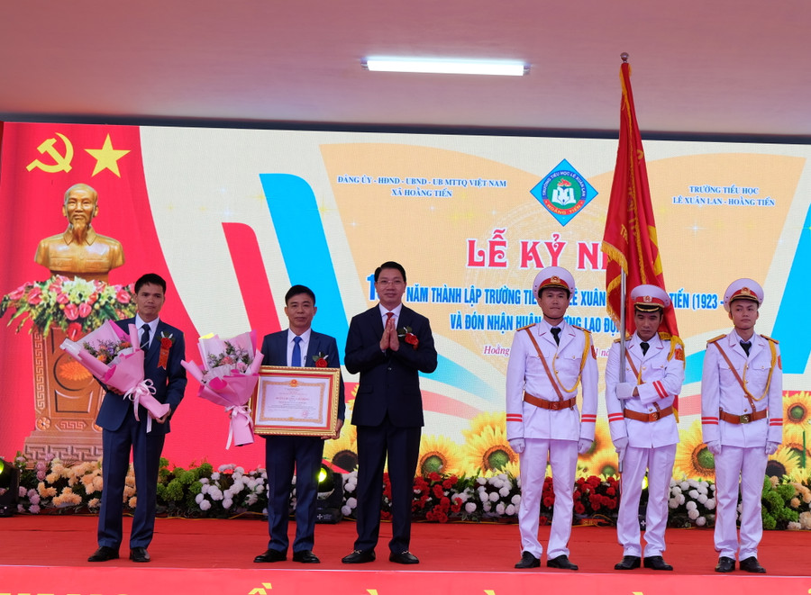 Ông Lê Đức Giang, Phó Chủ tịch UBND tỉnh Thanh Hoá trao Huân chương lao động hạng Ba cho Trường Tiểu học Lê Xuân Lan. (Ảnh: NT)