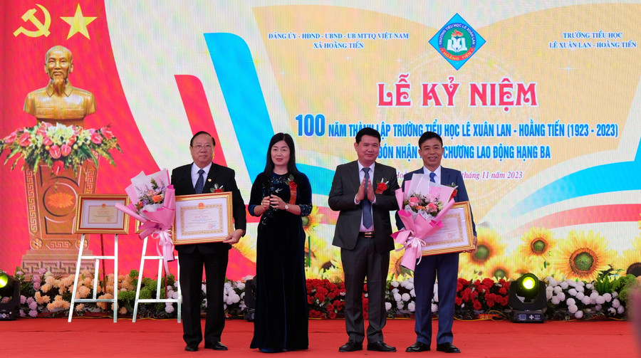 Ông Lê Sỹ Nghiêm, Giám đốc Sở Tài nguyên Môi trường, nguyên Chủ tịch UBND huyện Hoằng Hoá; bà Lê Thanh Hải, Phó Bí thư Thường trực Huyện uỷ Hoằng Hoá trao Bằng khen của UBND tỉnh Thanh Hoá cho cá nhân có thành tích trong công tác khuyến học, khuyến tài. (Ảnh: NT)