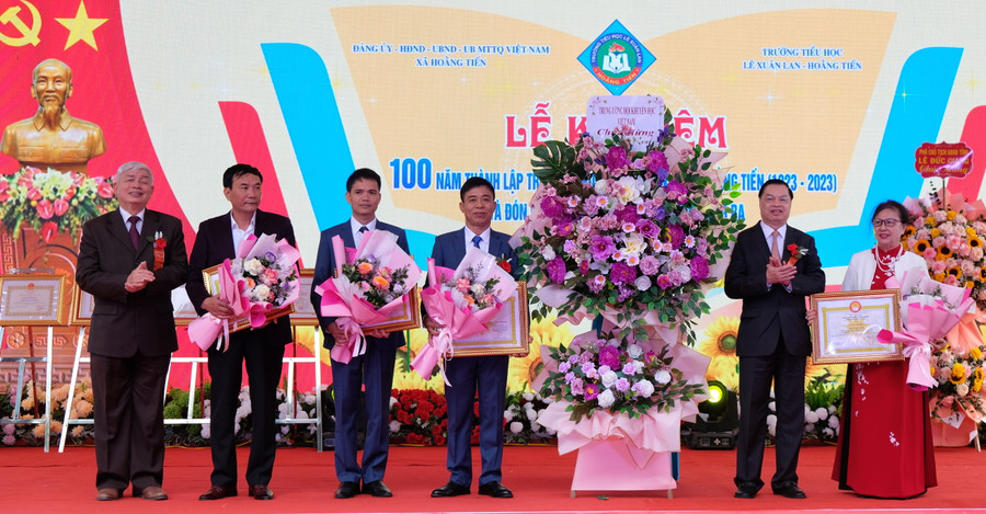 Ông Lê Mạnh Hùng, Phó Chủ tịch kiêm Tổng thư ký Trung ương Hội khuyến học Việt Nam (bìa trái) và ông Vương Văn Việt, Chủ tịch Hội khuyến học tỉnh Thanh Hoá trao Bằng khen tới các cá nhân có thành tích xuất sắc trong công tác khuyến học, khuyến tài. (Ảnh: NT)