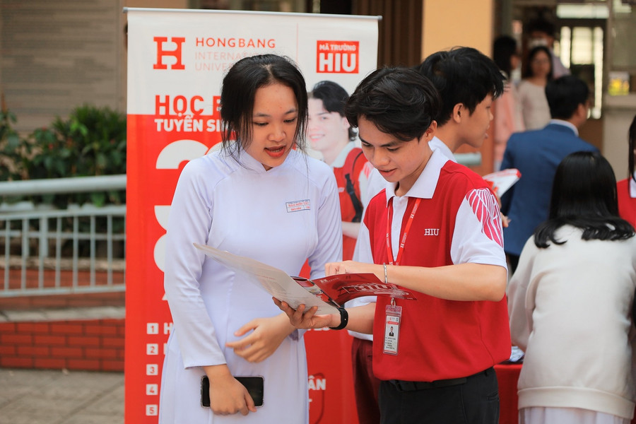 Học sinh THPT tìm hiểu các chương trình đào tạo tại HIU. Học sinh THPT tìm hiểu các chương trình đào tạo tại HIU.