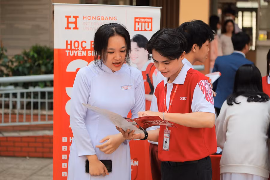 Học sinh THPT tìm hiểu các chương trình đào tạo tại HIU.