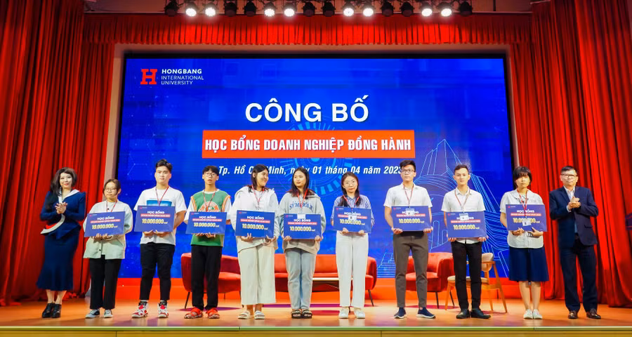 Các thí sinh đầu tiên được nhận Học bổng Doanh nghiệp Đồng hành.