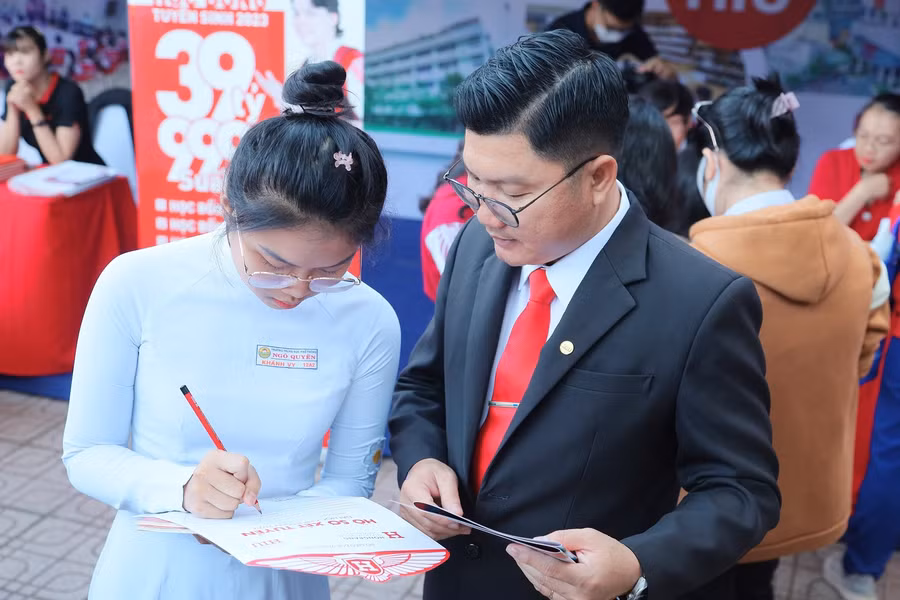 Thí sinh đăng ký hồ sơ xét tuyển vào HIU năm học 2023 - 2024.