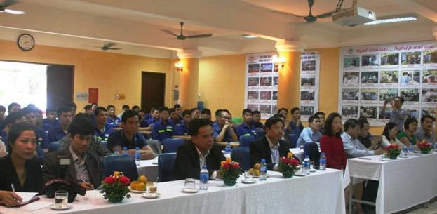 40 học viên của khóa học cùng đại diện nhà trường và doanh nghiệp dự lễ khai giảng