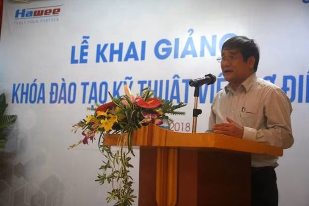 Thầy Phạm Đức Vinh, hiệu trưởng trường Cao đẳng Công nghiệp Hà Nội phát biểu tại lễ khai giảng