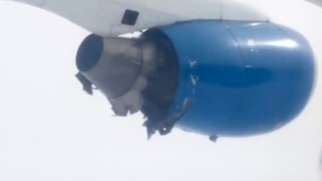 {title} máy bay,nổ động cơ,thoát chết,hút chết