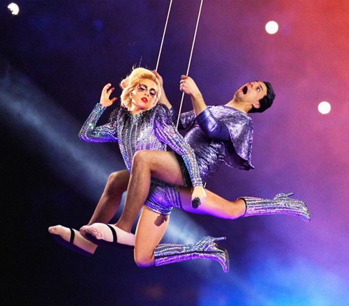 Đu đây mạo hiểm cùng Lady Gaga. Du đây mạo hiểm cùng Lady Gaga.