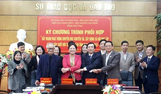 Lãnh đạo các đơn vị ký kết chương trình phối hợp