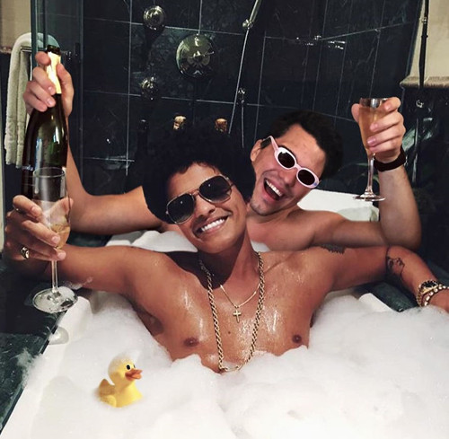 Nâng ly nào Bruno Mars. Nâng ly nào Bruno Mars.