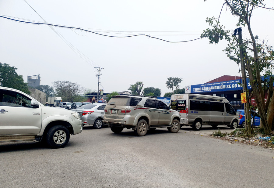 Xe đến đăng kiểm tại Trung tâm Đăng kiểm xe cơ giới 37-09D đậu chắn cả con đường. Xe đến đăng kiểm tại Trung tâm Đăng kiểm xe cơ giới 37-09D đậu chắn cả con đường.