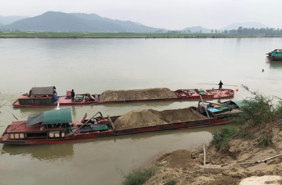 Khai thác cát trên sông Lam. Ảnh minh họa 