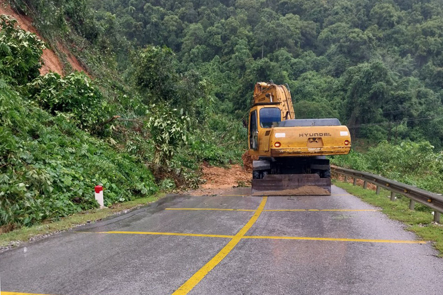 Lực lượng chức năng khắc phục sạt lở trên Quốc lộ 48A. (Ảnh: CTV) Lực lượng chức năng khắc phục sạt lở trên Quốc lộ 48A. (Ảnh: CTV)