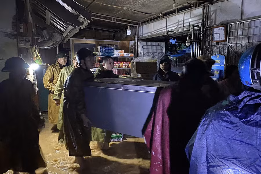 Lực lượng chức năng hỗ trợ người dân di tản tài sản đến nơi an toàn. (Ảnh: Quỳ Châu)