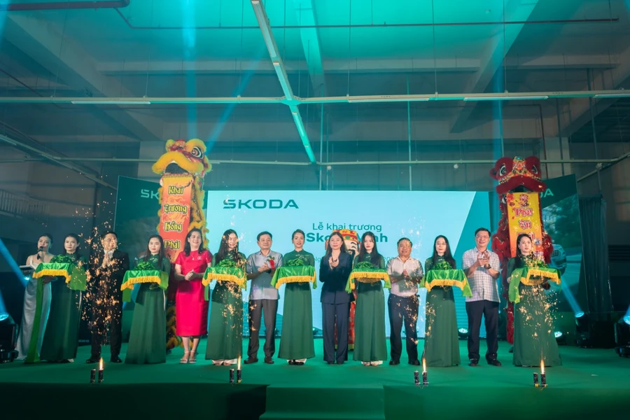 Cắt băng khai trương showroom Skoda Vinh.