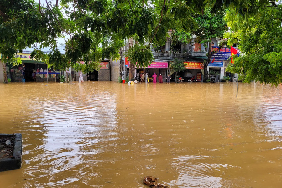 Mưa lớn gây ngập lụt tại thị trấn Tân Lạc, huyện Quỳ Châu sáng nay. (Ảnh: CTV) Mưa lớn gây ngập lụt tại thị trấn Tân Lạc, huyện Quỳ Châu sáng nay. (Ảnh: CTV)